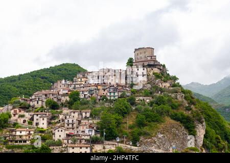 Piccolo paese Castel di Tora sul Lago di Turano in una giornata nuvolosa Foto Stock