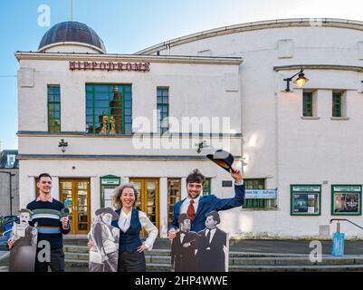 Lancio del Silent Film Festival con tagli in cartone di attori classici della commedia, HippFest Silent film festival a Hippodrome, Bo'ness, Scozia, Regno Unito Foto Stock