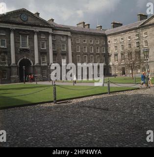 1960s, vista storica ed esterna dell'entrata interna e dei grandiosi edifici del Trinity College, Dubin, Irlanda. Il Trinity College è infatti, a differenza dei suoi famosi istituti scolastici, Cambridge e Oxford University, l'unico college dell'Università di Dublino. Un college d'élite, fondato dalla regina Elisabetta i nel 1592, è la più antica università irlandese sopravvissuta. Foto Stock