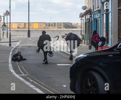 La famiglia è quasi scappata in auto quando un improvviso busto da Storm Eunice li ha scappati dai piedi e sulla strada Foto Stock