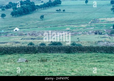 Forte di Vindolanda, Hexham e Bardon Mill, Northumberland - parte della linea di fortificazione del Muro di Adriano. Vista generale sul sito. Scansione di archivio da un vetrino. Settembre 1972. Foto Stock