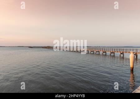 Molo sul lago Lesina al tramonto Foto Stock