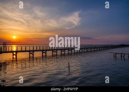 Molo sul lago Lesina al tramonto Foto Stock