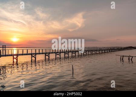 Molo sul lago Lesina al tramonto Foto Stock