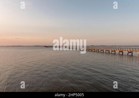 Molo sul lago Lesina al tramonto Foto Stock