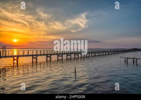 Molo sul lago Lesina al tramonto Foto Stock