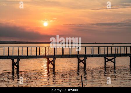 Molo sul lago Lesina al tramonto Foto Stock