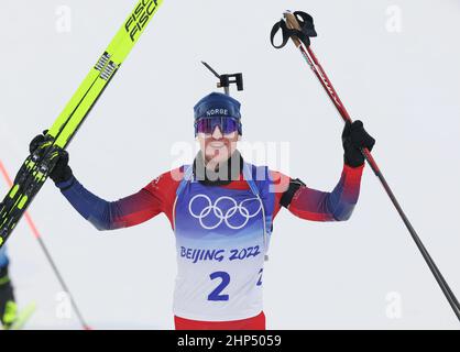 (220218) -- ZHANGJIAKOU, 18 febbraio 2022 (Xinhua) -- Johannes Thingnes boe di Norvegia celebra dopo l'inizio di massa 15km degli uomini di biathlon di Pechino 2022 Olimpiadi invernali al National Biathlon Centre di Zhangjiakou, provincia di Hebei della Cina settentrionale, 18 febbraio 2022. (Xinhua/Ding Ting) Foto Stock