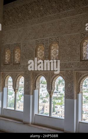 Dettagli interni delle finestre e degli archi del palazzo nazista dell'Alhambra a Granada, Spagna Foto Stock