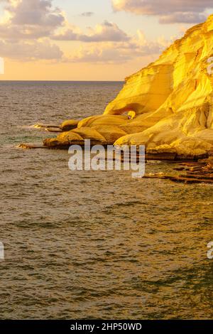 Vista al tramonto delle scogliere di Rosh HaNikra (con la gamba dell'elefante), nella costa occidentale della Galilea del Mar Mediterraneo, Israele settentrionale Foto Stock