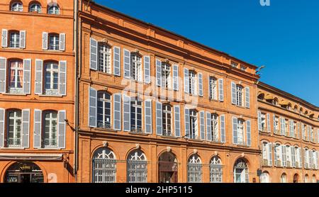 Facciate tipiche di piazza Saint Etienne a Tolosa, Haute Garonne, Occitanie, Francia Foto Stock