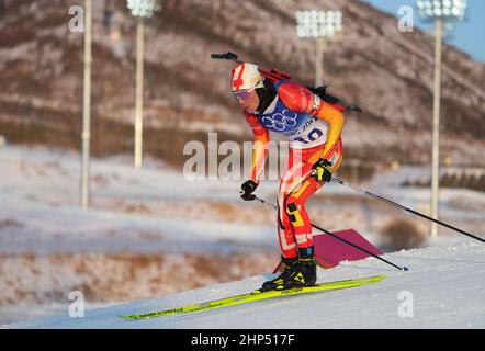 Zhangjiakou, la provincia cinese di Hebei. 18th Feb 2022. Cheng Fangming of China compete durante l'inizio di massa degli uomini del biathlon 15km delle Olimpiadi invernali di Pechino 2022 al National Biathlon Centre di Zhangjiakou, nella provincia di Hebei della Cina settentrionale, il 18 febbraio 2022. Credit: Jiang Hongjing/Xinhua/Alamy Live News Foto Stock