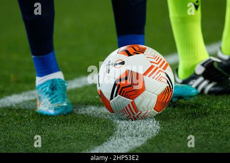 Palla ufficiale durante la partita della UEFA Europa League tra il FC Barcelona e la SSC Napoli al Camp Nou di Barcellona, in Spagna. Foto Stock