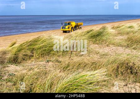 Autocarro Volvo A30G che esegue lavori di restauro della linea costiera sulla riva del lavaggio a Snettisham spiaggia, Norfolk. Foto Stock