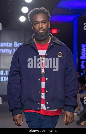 New York, Stati Uniti. 17th Feb 2022. NEW YORK, NEW YORK - FEBBRAIO 17: Dante Bowe cammina sulla pista indossando Tommy Hilfiger durante il Sesto annuale Blue Jacket Fashion Show presso i Moonlight Studios il 17 Febbraio 2022 a New York City. Credit: Ron Adar/Alamy Live News Foto Stock