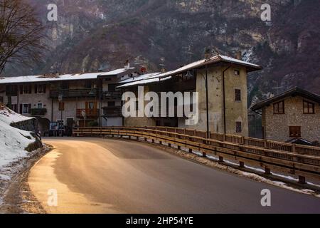 Inverno nel piccolo villaggio di Dietrobeseno in Trentino-Alto Adige, nord-est Italia Foto Stock