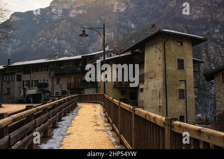 Inverno nel piccolo villaggio di Dietrobeseno in Trentino-Alto Adige, nord-est Italia Foto Stock