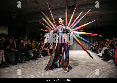 Londra, Regno Unito, 18th Feb 2022. On/Off presenta Jack Irving, passerella al Grosvenor House Hotel Ballroom durante la London Fashion Week. On|Off festeggia il suo ventesimo anno, supportando e mostrando il lavoro dei designer Jack Irving. Lo spettacolo rappresenta il ritorno di Jack Irving come una fusione del passato, presente e futuro, tra cui alcuni dei fantastici abiti gonfiabili ispirati a Sea Urchin, indossati da Lady Gaga. Secondo l'azienda, 'la missione di Jack è quella di inglobare il mondo nello spettacolo più fantastico, incorporando tutti gli elementi della teatricalità con un amore per la tecnologia collidere Foto Stock