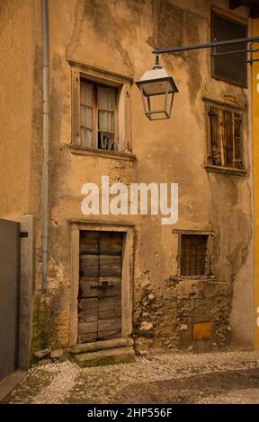 Una storica dimora nel piccolo paese di Malcesine, sulla sponda nord del lago di Garda, provincia di Verona, Veneto, nord-est, Italia Foto Stock