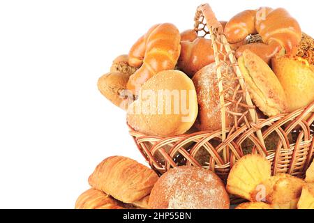 Dolci, pane e prodotti a base di farina in un cestino di vimini isolato su sfondo bianco. Spazio libero per il testo. Foto Stock