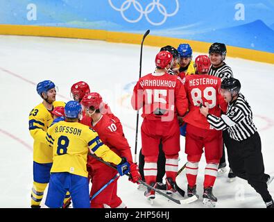 Pechino, Cina. 18th Feb 2022. I giocatori di entrambe le squadre si scontrano durante la semifinale di hockey su ghiaccio maschile delle Olimpiadi invernali di Pechino 2022 tra ROC e Svezia al National Indoor Stadium di Pechino, capitale della Cina, 18 febbraio 2022. Credit: Canzone Yanhua/Xinhua/Alamy Live News Foto Stock
