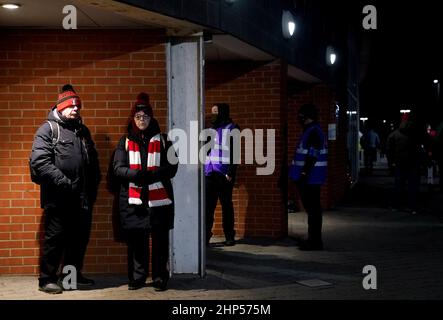 I tifosi della Rotherham United arrivano allo stadio prima della partita della Sky Bet League One all'AESSEAL New York Stadium di Rotherham. Data immagine: Venerdì 18 febbraio 2022. Foto Stock