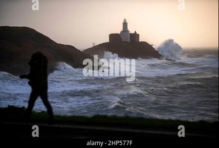 Swansea, Regno Unito. 18th Feb 2022. Le enormi onde si infrangono nella Mumbles Lighhouse sulla penisola di Gower, vicino a Swansea, in acqua alta, questa mattina, mentre la costa del Galles del Sud sente tutta la forza di Storm Eunice. Credit: Phil Rees/Alamy Live News Foto Stock
