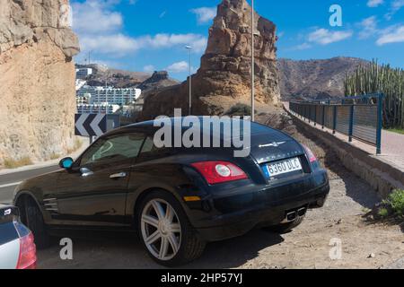 CRAN CANARIA, PUERTO RICO - 16 NOVEMBRE 2019: Chrysler Crossfire Coupe in un parcheggio sopra il porto turistico di Puerto Rico su Gran Canaria. Foto Stock