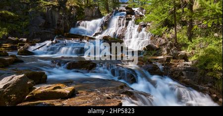 La cascata di Fontcouverte nella Valle del Claree in estate. Vallée de la Clarée in Hautes Alpes (Cerces Massif), Alpi, Francia Foto Stock