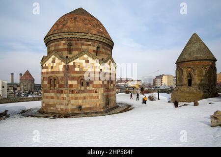 Erzurum, Istanbul, Turchia. 18th Feb 2022. La vita quotidiana a Erzurum. Una veduta della Tomba di Emir Saltuk, costruita durante il periodo Seljuk, fu costruita nel 12th secolo. La tomba di Emir Saltuk è uno dei santuari più antichi della Turchia. (Credit Image: © Serkan Senturk/ZUMA Press Wire) Foto Stock