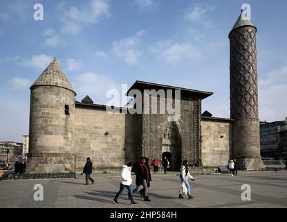 Erzurum, Istanbul, Turchia. 18th Feb 2022. La vita quotidiana a Erzurum. Vista di Erzurum Yakutiye Madrasa dall'esterno. (Credit Image: © Serkan Senturk/ZUMA Press Wire) Foto Stock