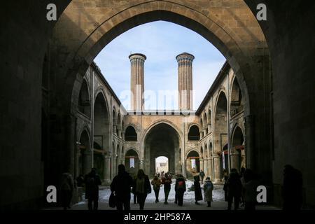 Erzurum, Istanbul, Turchia. 18th Feb 2022. La vita quotidiana a Erzurum. Vista sul Minareto doppio Madrasa, un'antica scuola islamica. (Credit Image: © Serkan Senturk/ZUMA Press Wire) Foto Stock