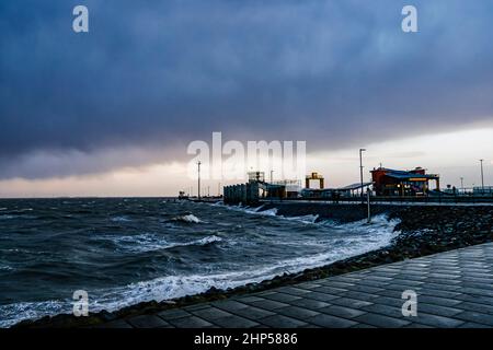 18 febbraio 2022, Schleswig-Holstein, Dagebüll: Dopo la violenta tempesta 'Ylenia' e prima del nuovo uragano 'Zeynep' il cielo oscura sul porto dei traghetti di Dagebüll. Foto: Frank Molter/dpa Foto Stock