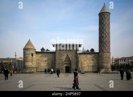 Erzurum, Istanbul, Turchia. 18th Feb 2022. La vita quotidiana a Erzurum. Vista di Erzurum Yakutiye Madrasa dall'esterno. (Credit Image: © Serkan Senturk/ZUMA Press Wire) Foto Stock