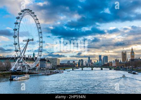 London Eye visto da Jubilee Bridges, London Borough of Lambeth, Regno Unito, Europa. Foto Stock