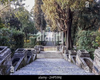 Vista aerea della Villa d'Este a Tivoli, terrazzata collina giardino rinascimentale italiano Foto Stock