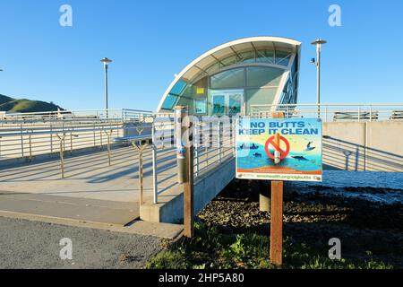 Il terminal dei traghetti di San Francisco sud presso il porticciolo di Oyster Point a San Francisco sud, California, USA con un cartello "No Butts" per i fumatori. Foto Stock