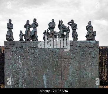 Le vedove e i bairns commemorano la statua che segna la perdita di vita nella grande tempesta del 1881, Burnmouth Scozia Foto Stock