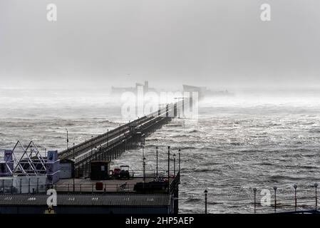 Southend Pier durante gli alti venti di Storm Eunice a Southend on Sea, Essex, Regno Unito. Estuario del Tamigi. Mari accidentati. Condizioni meteorologiche estreme. Onde elevate e spray Foto Stock