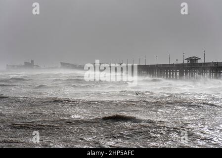 Southend Pier durante gli alti venti di Storm Eunice a Southend on Sea, Essex, Regno Unito. Estuario del Tamigi. Mari accidentati. Condizioni meteorologiche estreme. Onde elevate e spray Foto Stock