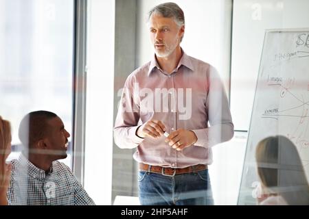 I buoni manager non chiedono rispetto, lo guadagnano. Scatto di un uomo d'affari che presenta le sue idee ai suoi colleghi durante una riunione. Foto Stock