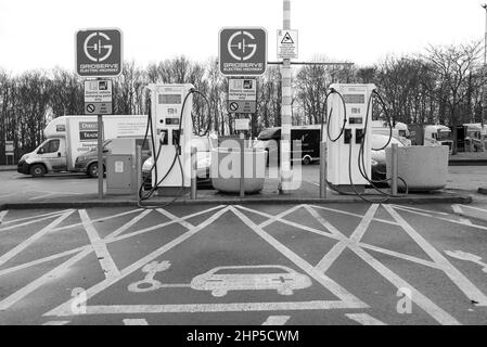 Ricarica di veicoli elettrici presso le stazioni di servizio dell'autostrada TROWell sul M1 nell'Inghilterra settentrionale Foto Stock