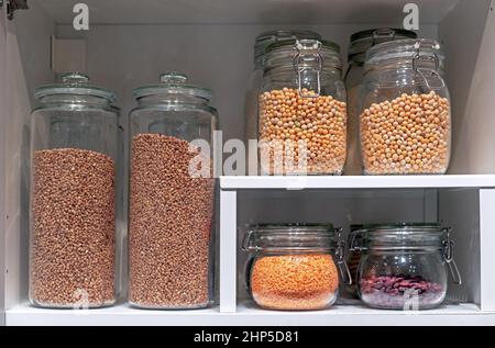 Vasetti di vetro con vari cereali e cereali. Concetto di conservazione degli alimenti . Foto Stock