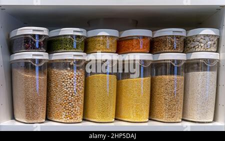 Contenitori in plastica con cereali e cereali vari. Concetto di conservazione degli alimenti. Foto Stock