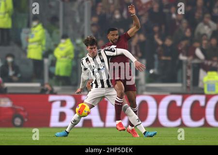 Torino, 18th febbraio 2022. Gleison Bremer del Torino FC si scontra con il Dusan Vlahovic della Juventus durante la serie A allo Stadio Allianz di Torino. Il credito d'immagine dovrebbe essere: Jonathan Moscrop / Sportimage Foto Stock