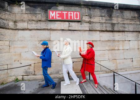 Le Signore non possono togliere i loro libri alla stazione della metropolitana di Parigi, Francia. Foto Stock