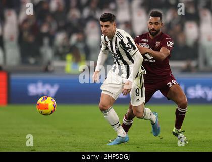 Torino, 18th febbraio 2022. Alvaro Morata di Juventus e Djidji Koffi di Torino FC durante la partita di Serie A allo Stadio Allianz di Torino. Il credito d'immagine dovrebbe essere: Jonathan Moscrop / Sportimage Foto Stock