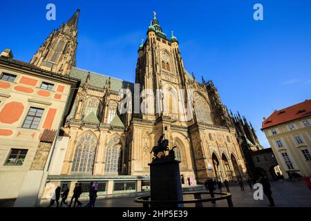 La facciata sud della Cattedrale di San Vito mostra la porta d'Oro e il suo mosaico della Risurrezione, il Castello di Praga Foto Stock