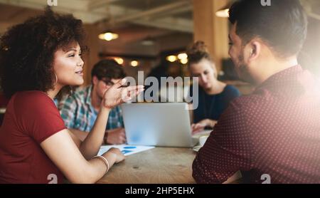 Aiuta ad avere un partner di studio. Shot di studenti che studiano in una caffetteria. Foto Stock