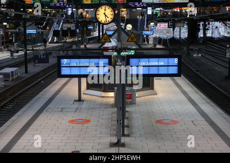 Amburgo, Germania. 18th Feb 2022. "Nessun servizio ferroviario" è scritto sulle bacheche della stazione principale. Nessun treno regionale o a lunga percorrenza è attualmente in funzione alla stazione centrale di Amburgo a causa della tempesta Ylenia. Credit: Bodo Marks//dpa/Alamy Live News Foto Stock